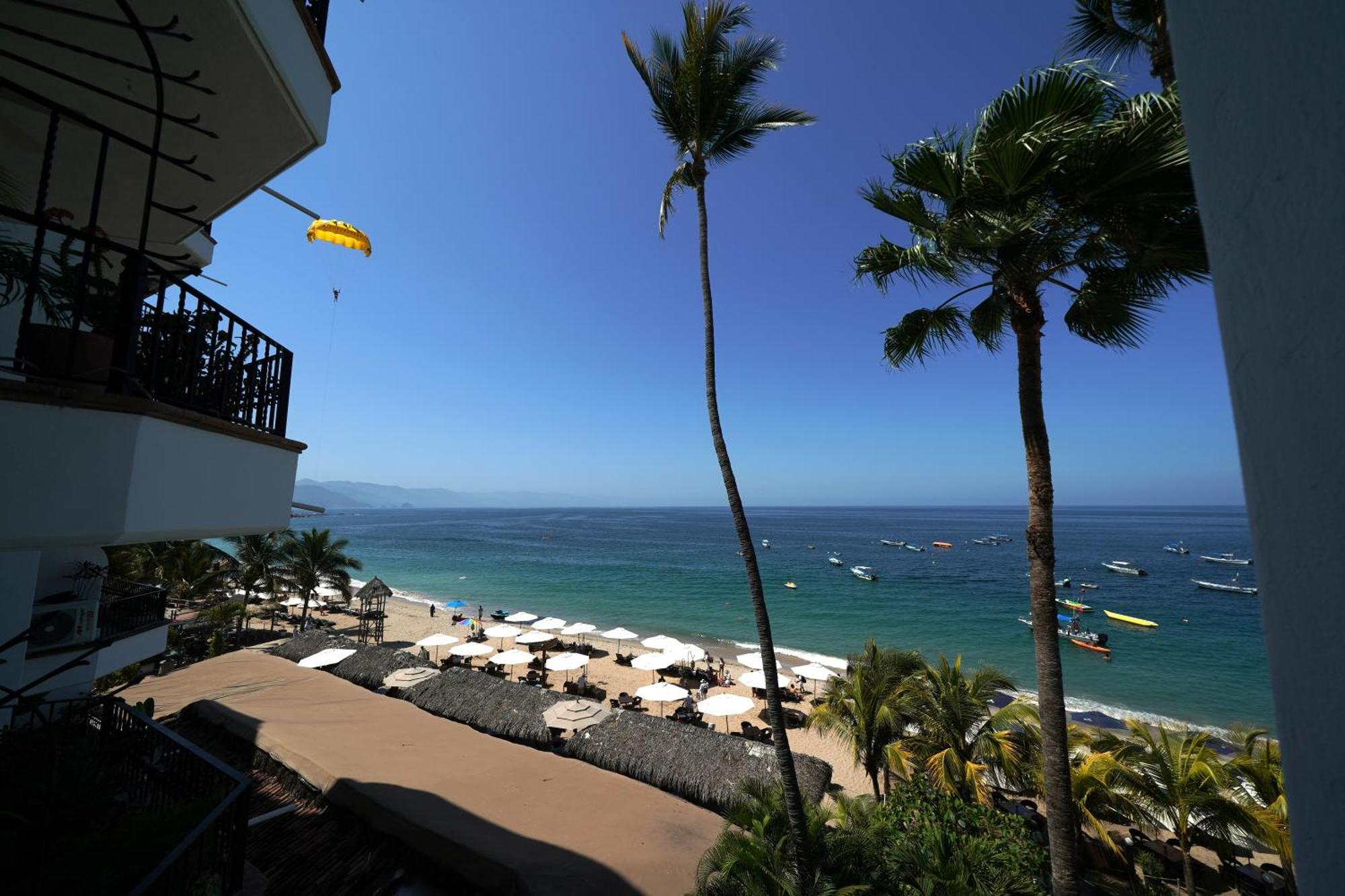 Emperador Vallarta Beachfront Hotel And Suites Пуерто-Вальярта Екстер'єр фото